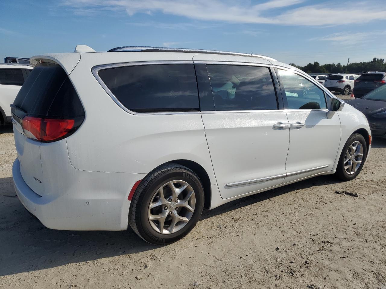 2017 Chrysler Pacifica - Image 3