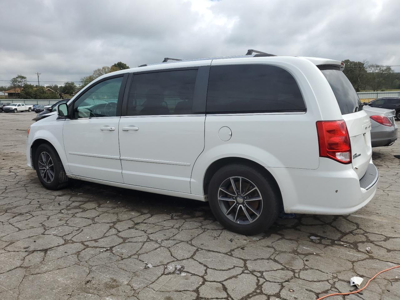 2017 Dodge Caravan - Image 2