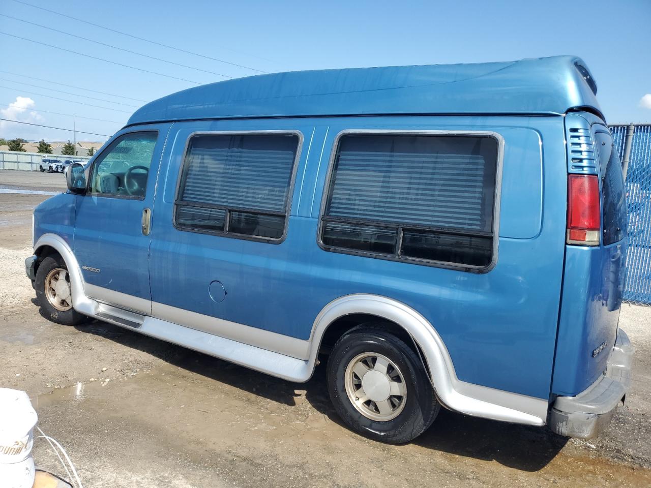 1999 GMC Savana - Image 2