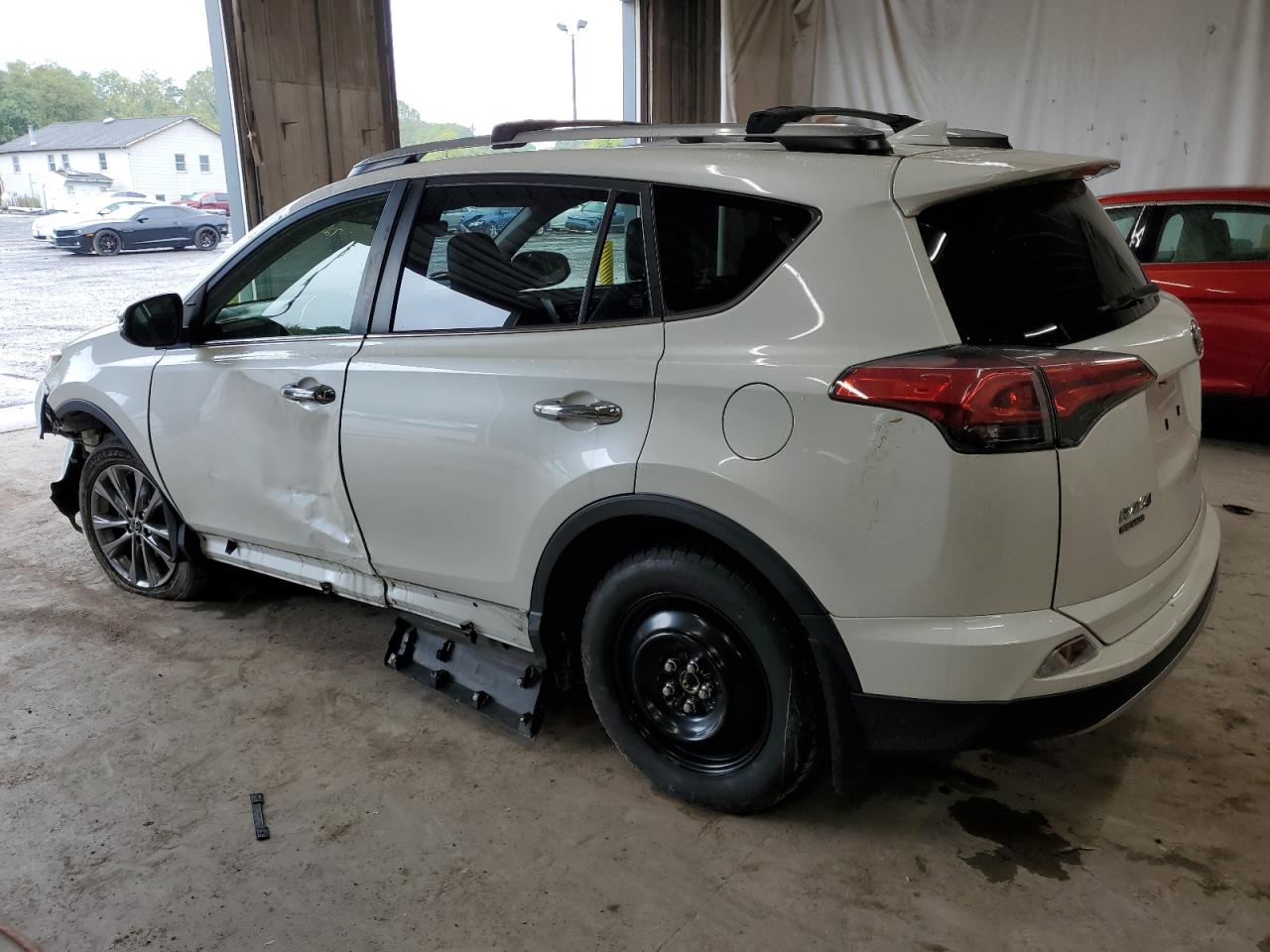 JTMDFREV8JJ260201 2018 TOYOTA RAV 4 - Image 2