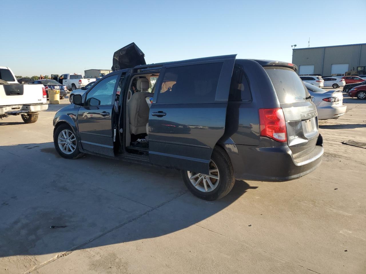 2013 Dodge Caravan - Image 2