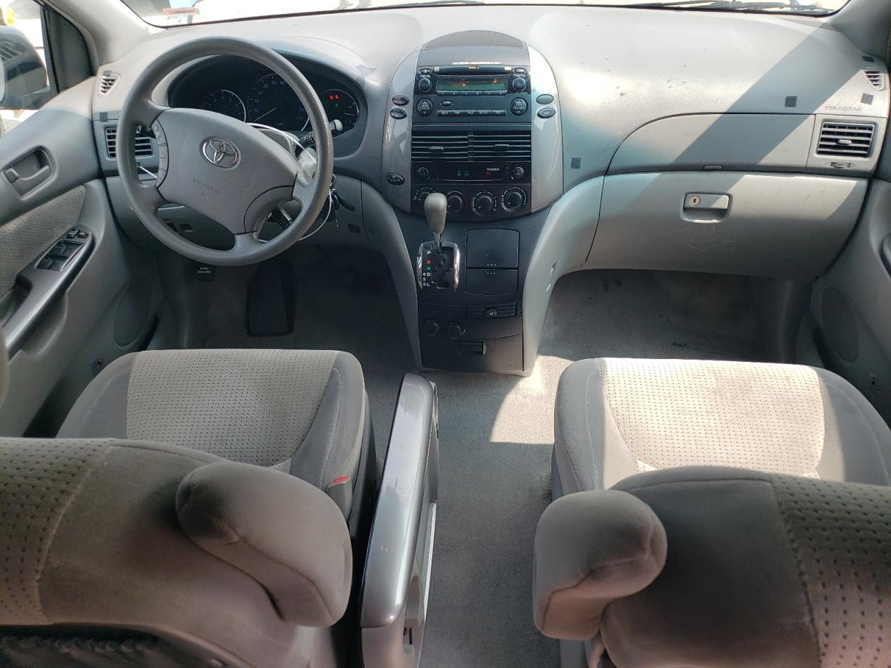 2010 Toyota Sienna - Image 8