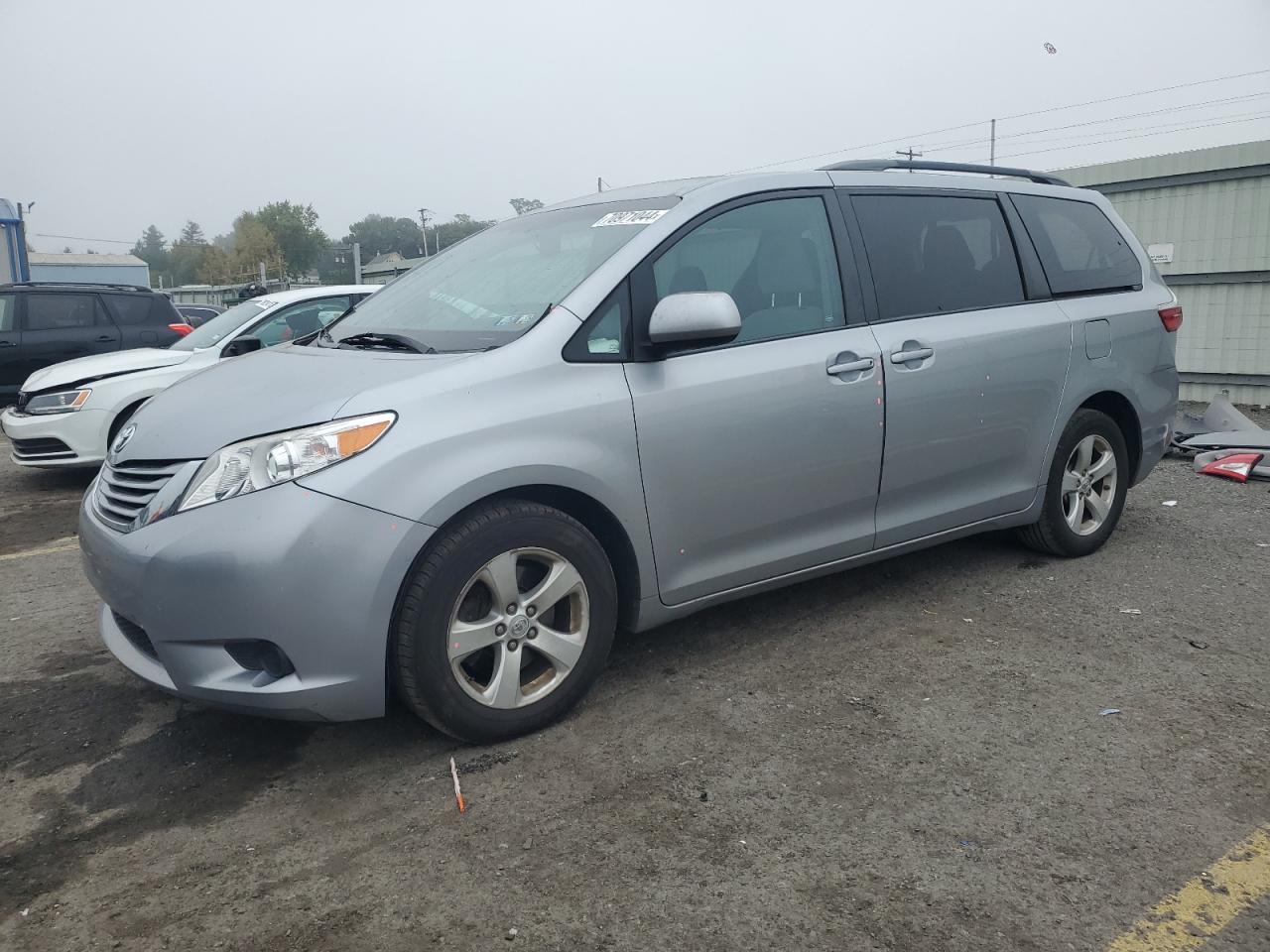 5TDKZ3DC9HS897896 2017 TOYOTA SIENNA - Image 1