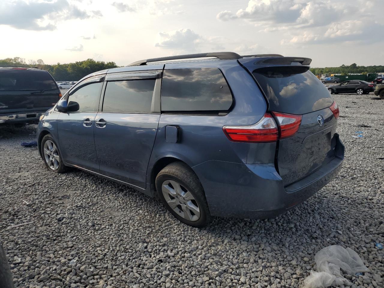 5TDKK3DC9FS619050 2015 TOYOTA SIENNA - Image 2