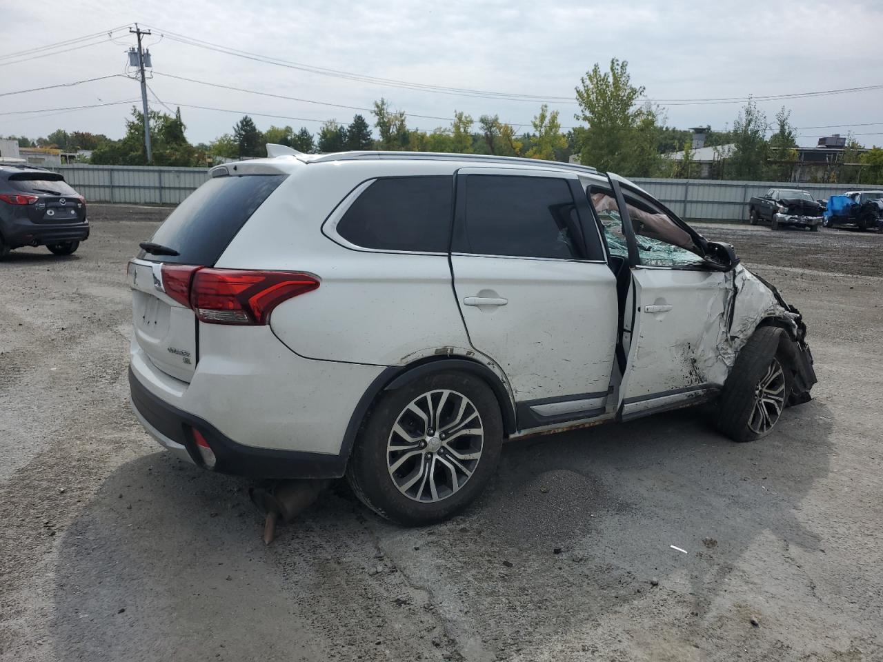 2017 Mitsubishi Outlander - Image 3
