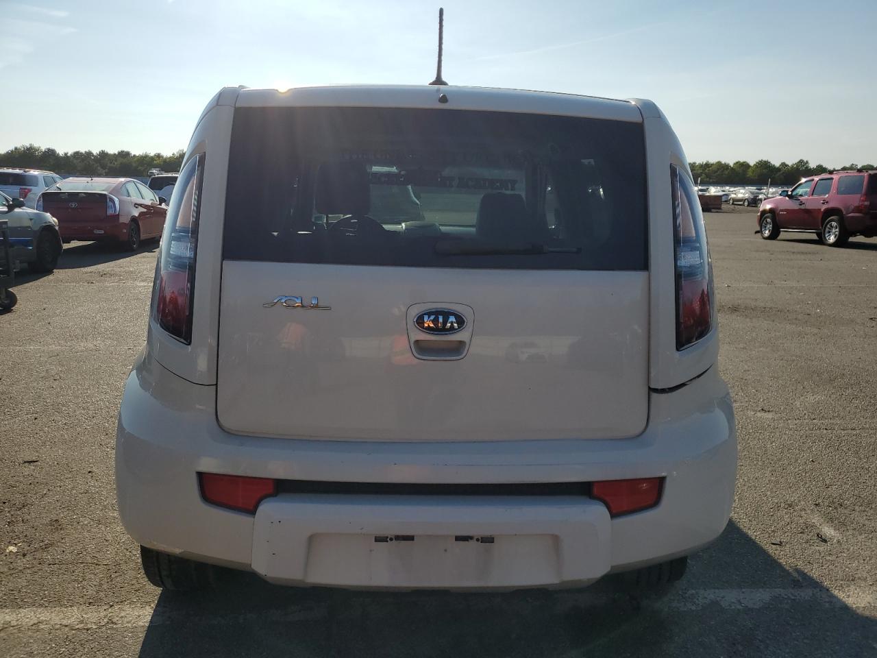 KNDJT2A28B7716033 2011 Kia Soul +