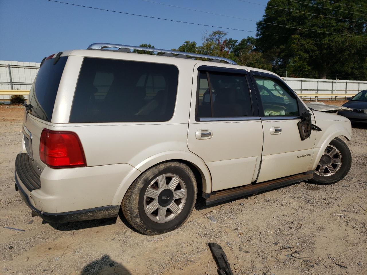 2005 Lincoln Navigator - Image 3