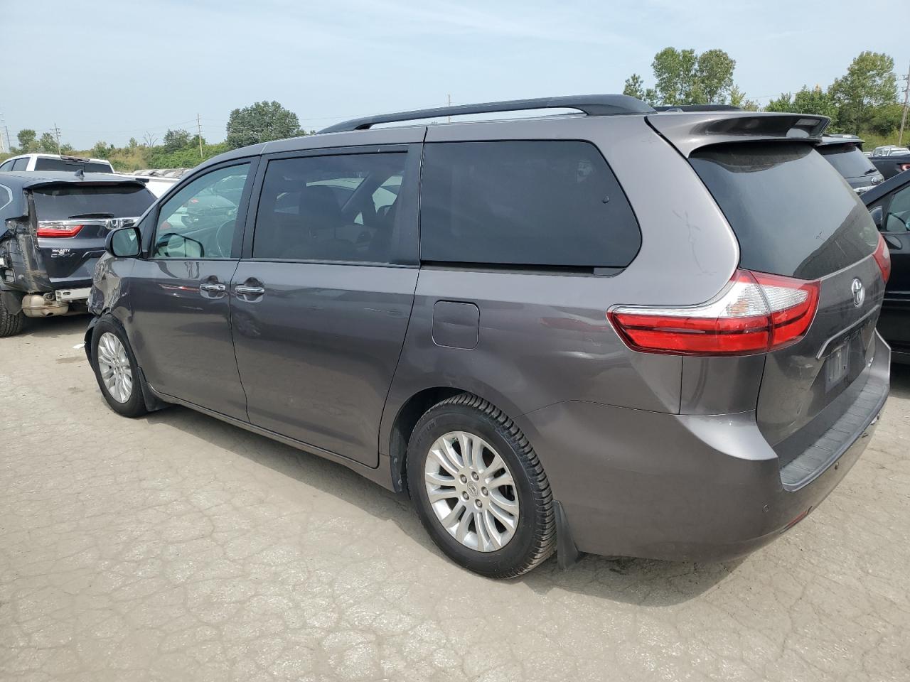 5TDYK3DC3FS541679 2015 TOYOTA SIENNA - Image 2