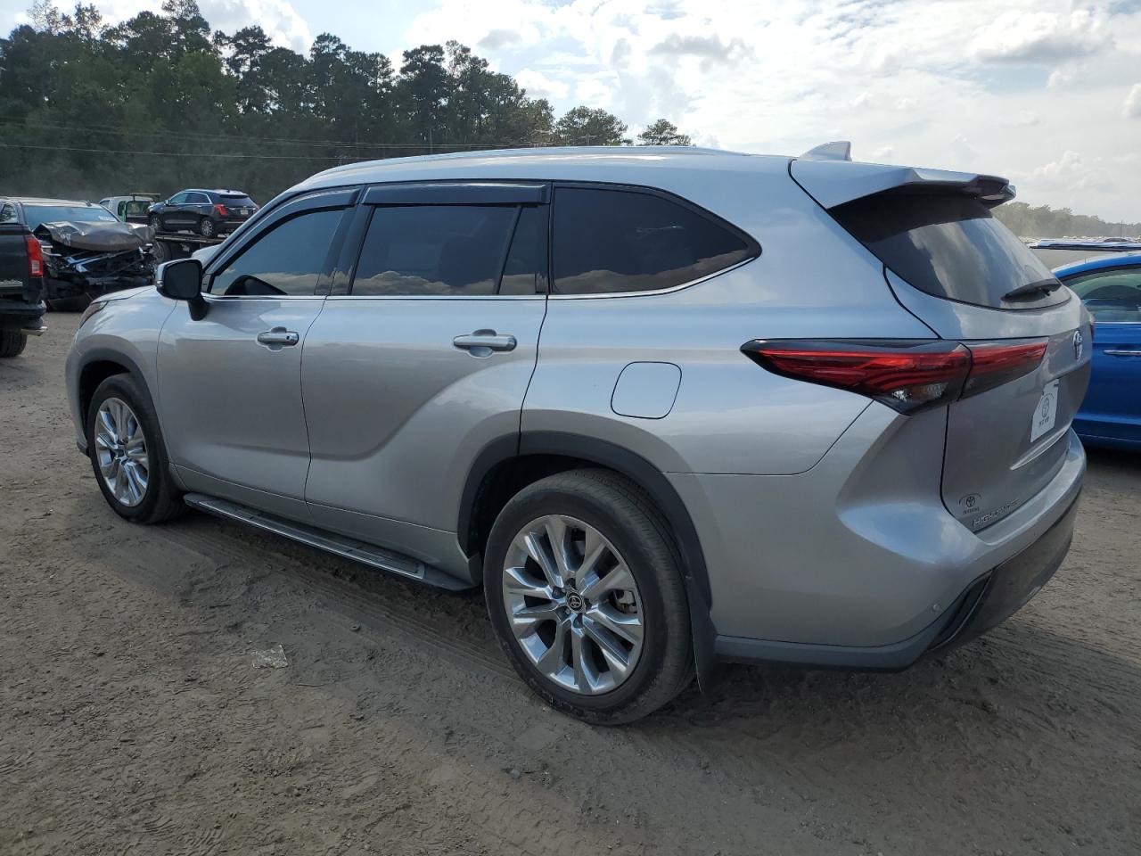 2020 Toyota Highlander - Image 2