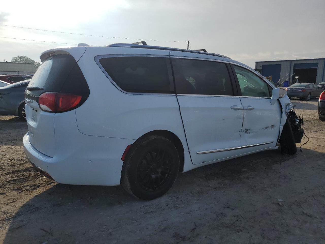2017 Chrysler Pacifica - Image 3