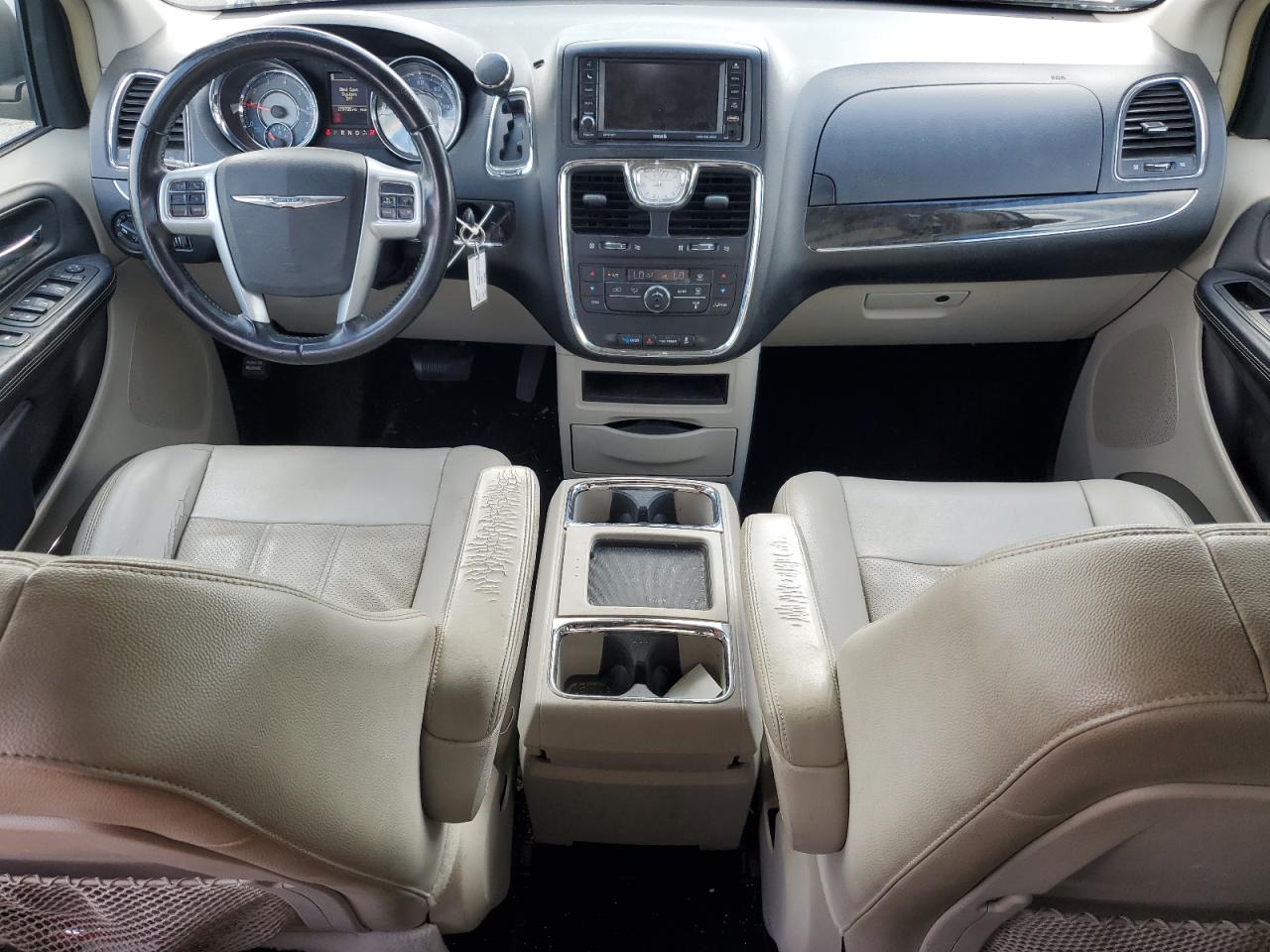 2014 Chrysler Town & Country - Image 8