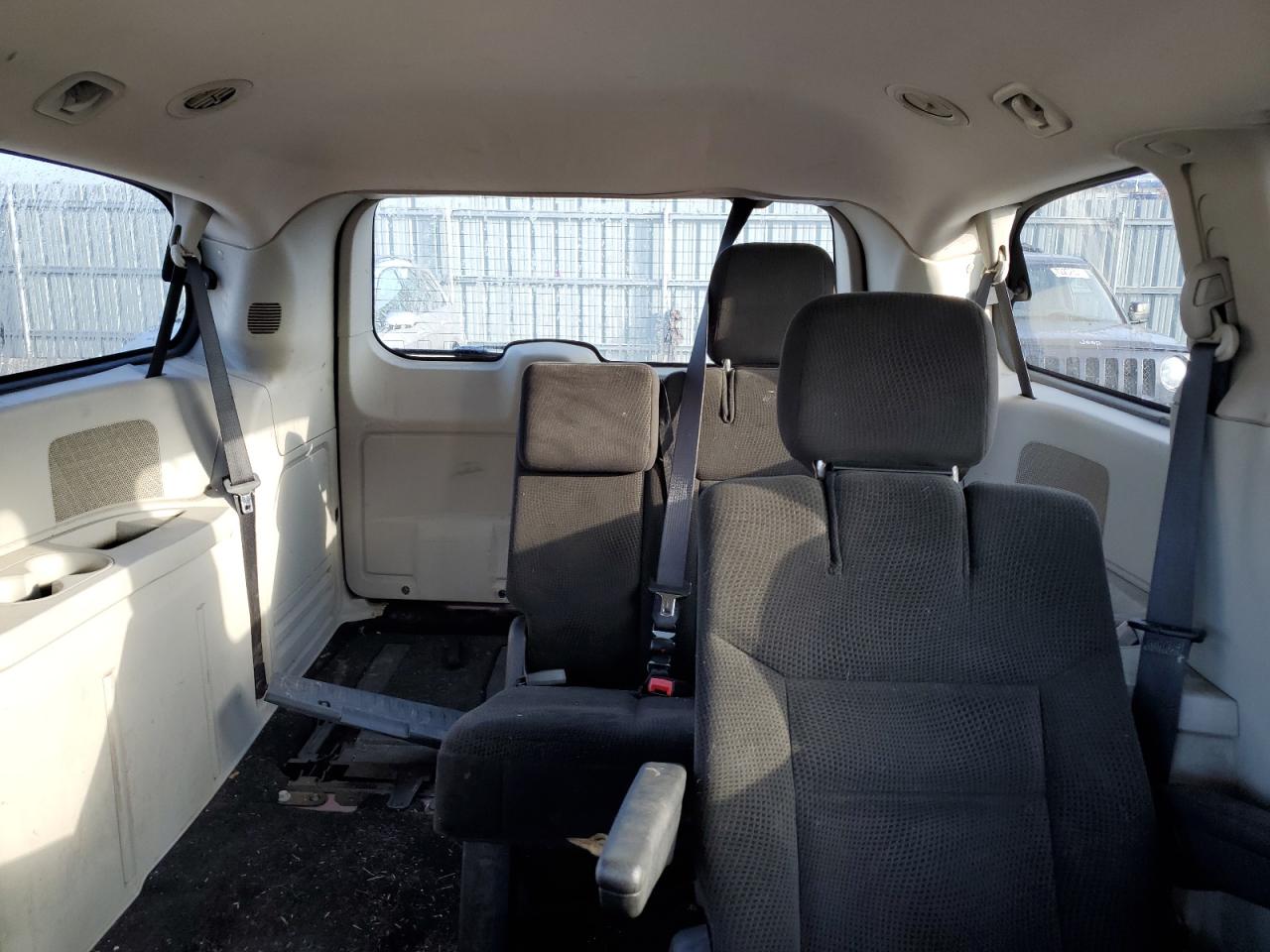 2016 Dodge Caravan - Image 10