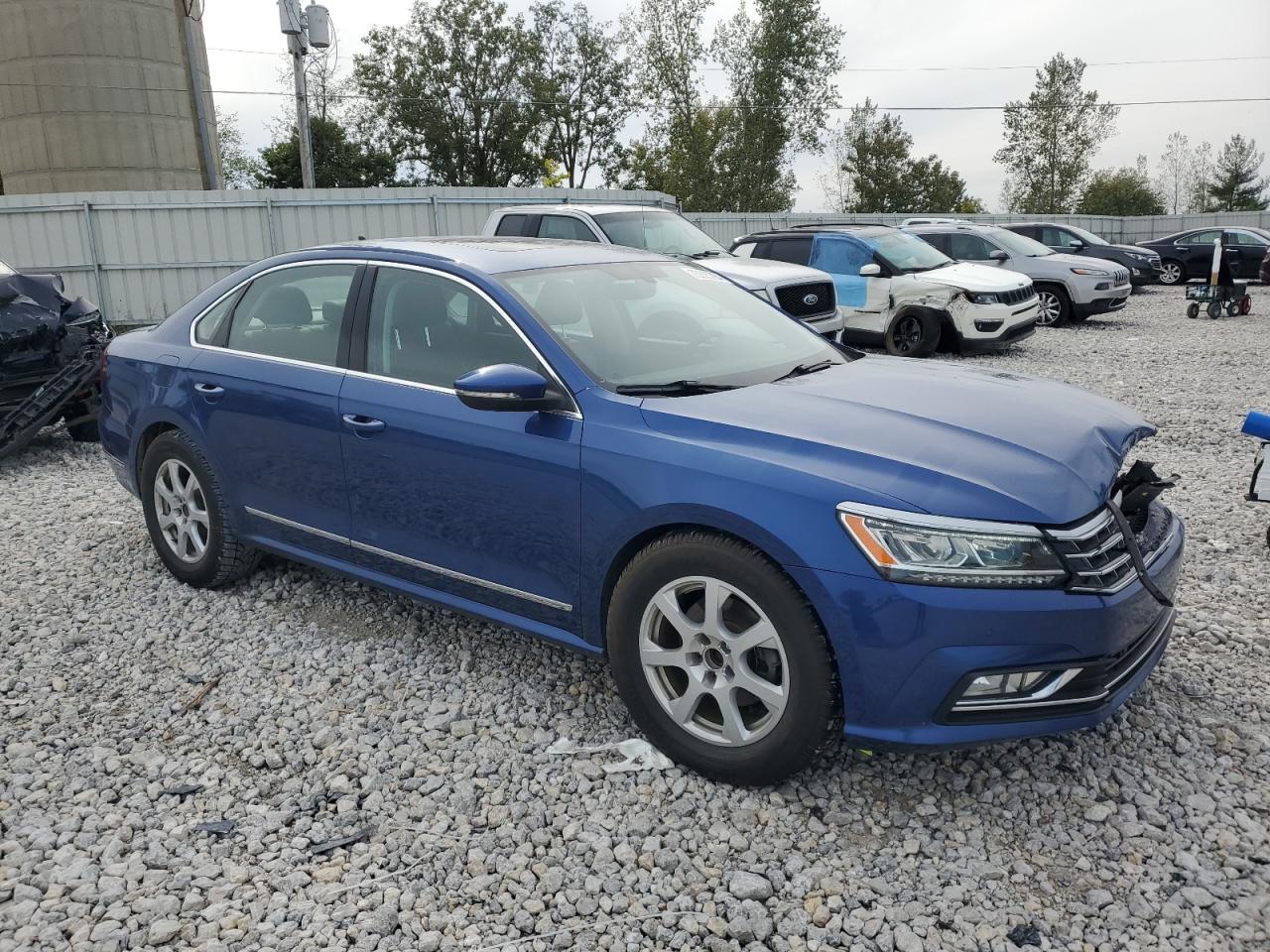 2017 Volkswagen Passat - Image 4