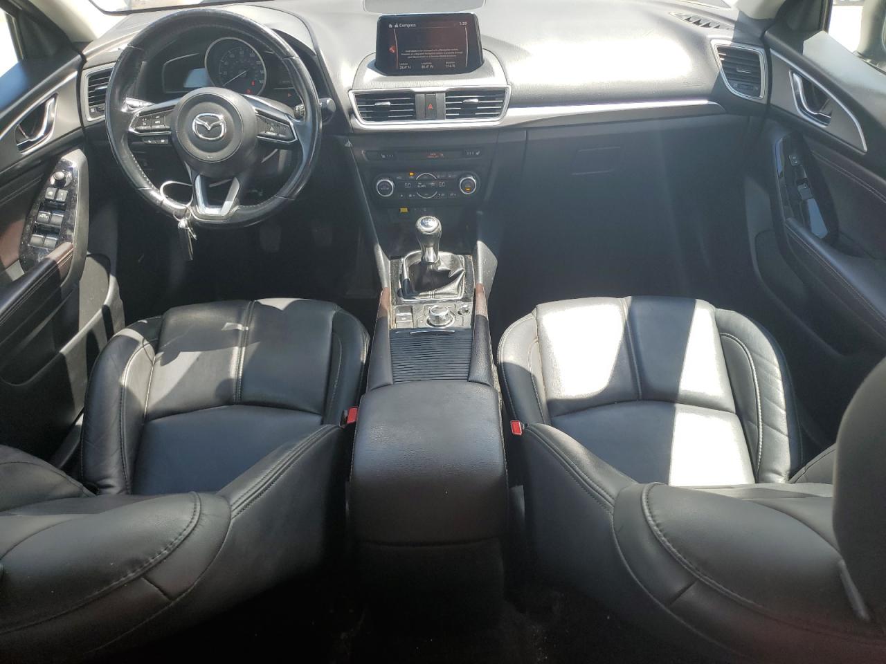 3MZBN1L32JM271319 2018 Mazda 3 Touring