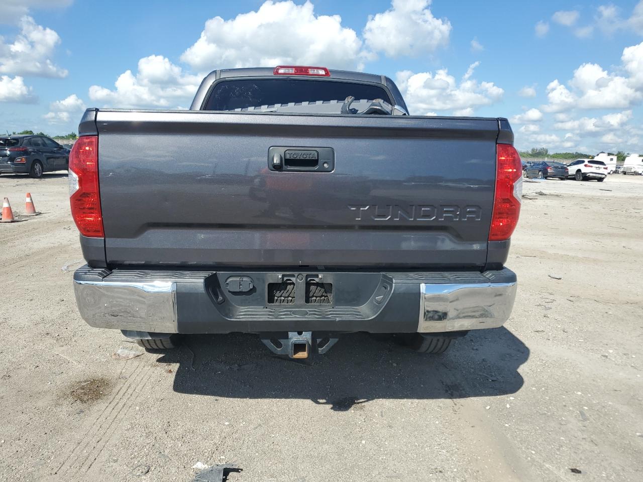 5TFDY5F1XJX704318 2018 Toyota Tundra Crewmax Sr5