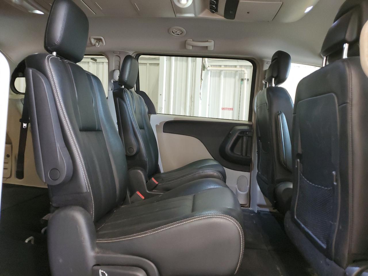 2015 Chrysler Town & Country - Image 11