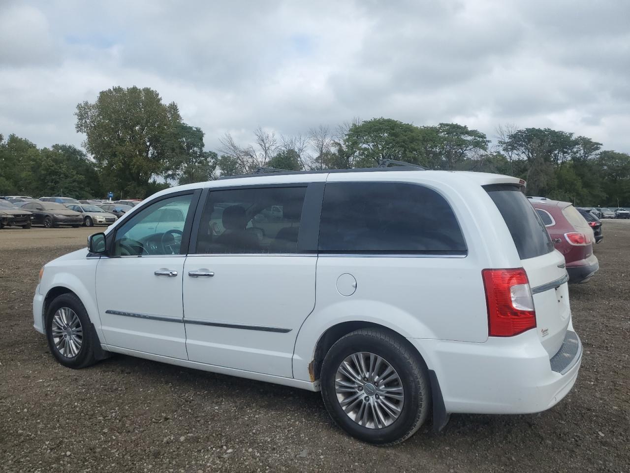 2015 Chrysler Town & Country - Image 2
