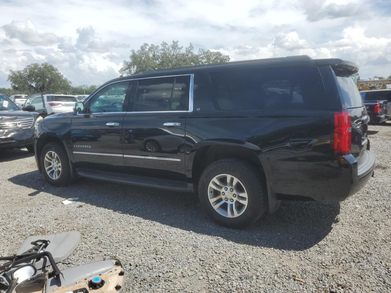 1GNSKJKC3FR599732 2015 CHEVROLET SUBURBAN - Image 2