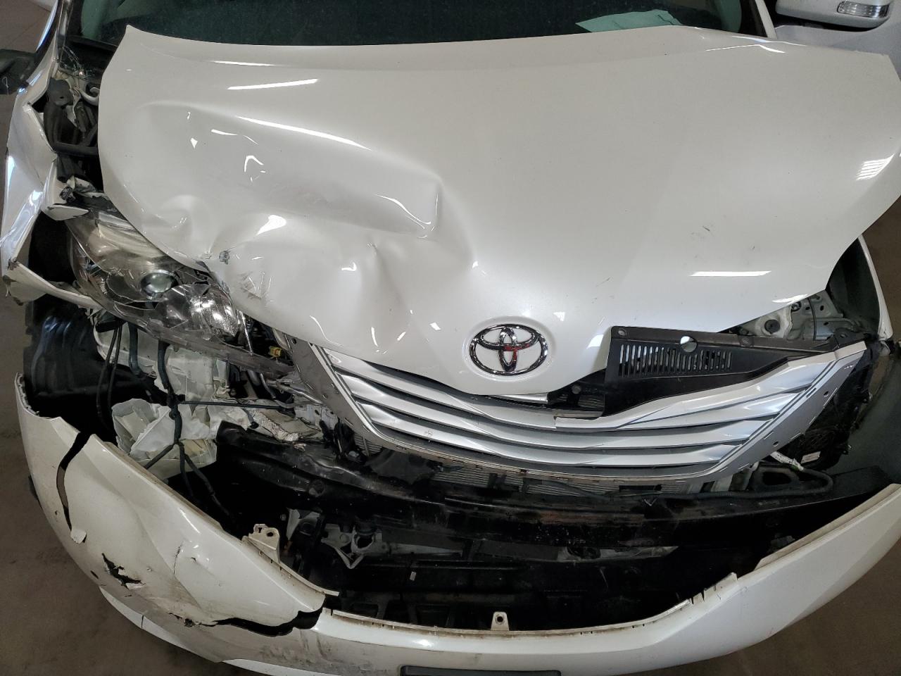 5TDYK3DC6ES429635 2014 Toyota Sienna Xle