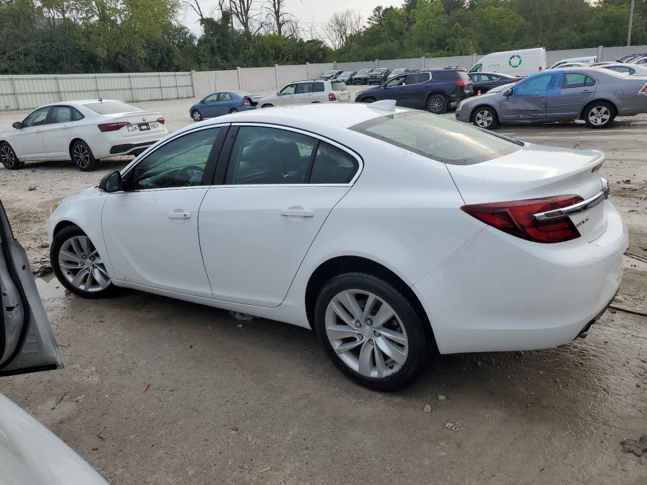 2016 Buick Regal - Image 2