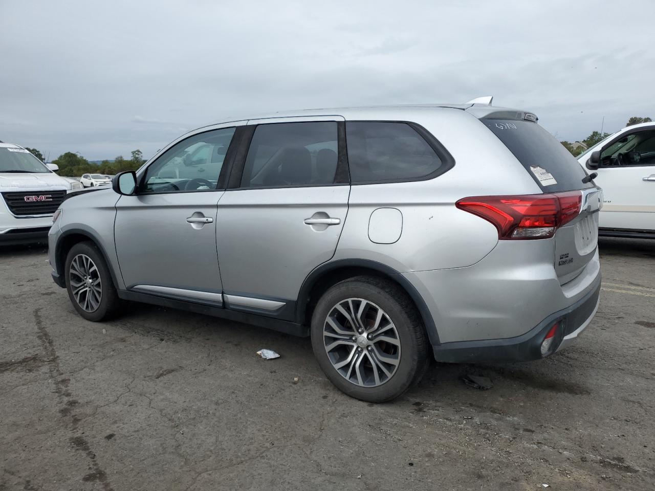 JA4AZ3A34JZ061556 2018 MITSUBISHI OUTLANDER - Image 2