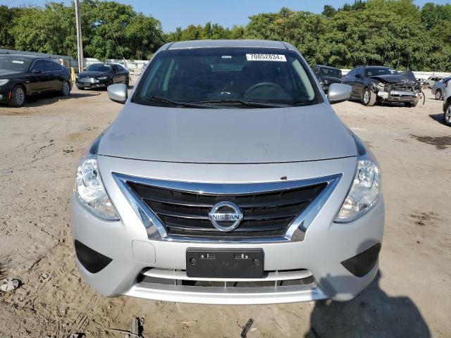  NISSAN VERSA 2018 Silver