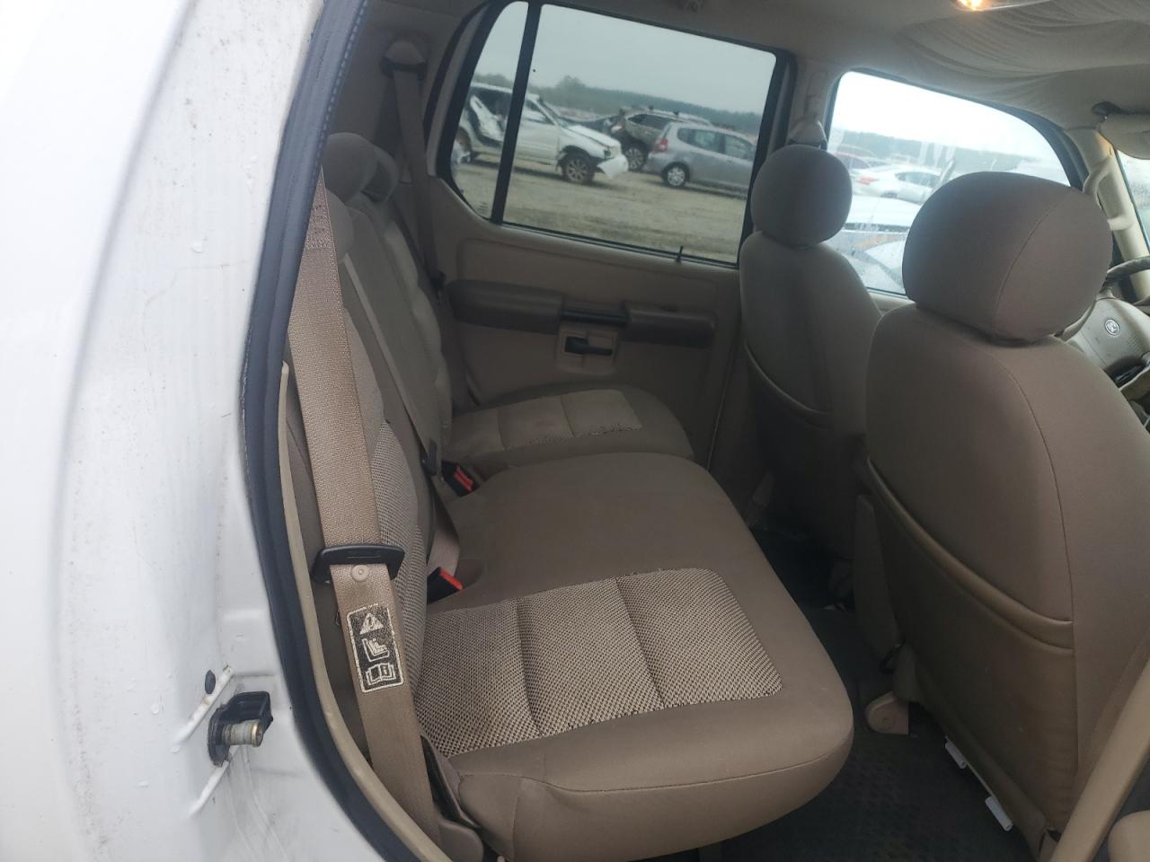 2004 Ford Explorer - Image 10