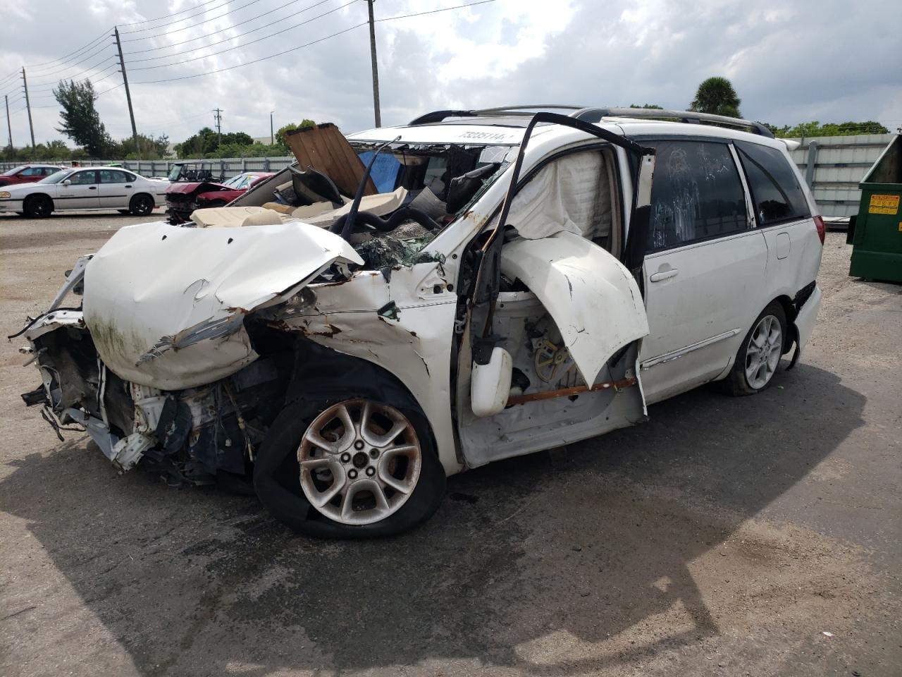 2005 Toyota Sienna - Image 1