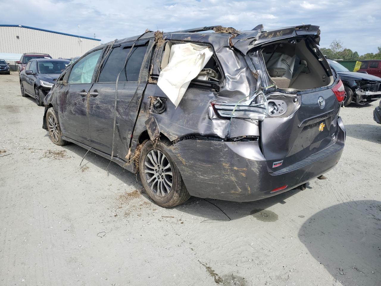 2018 Toyota Sienna - Image 2