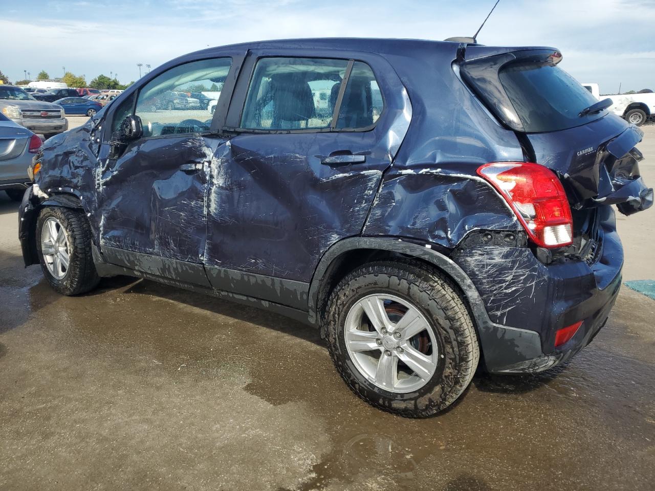 3GNCJKSB0KL304494 2019 CHEVROLET TRAX - Image 2