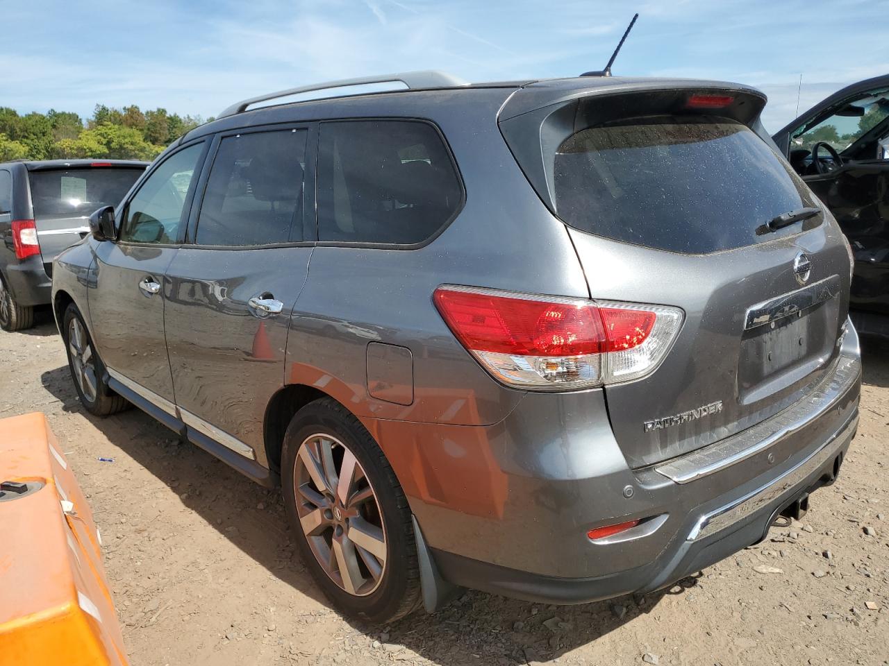 2015 Nissan Pathfinder - Image 2