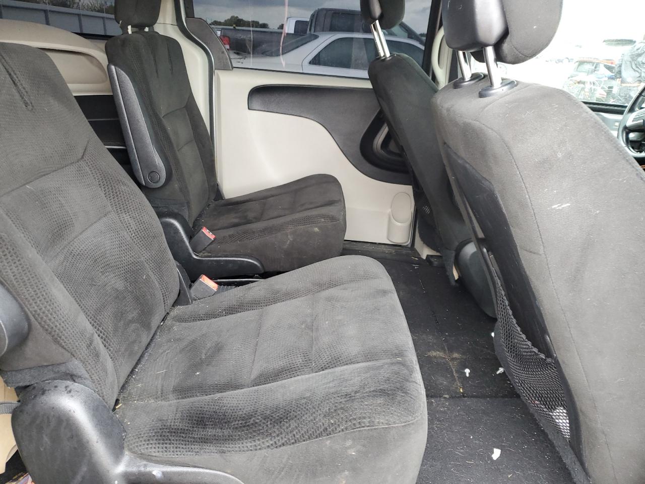 2016 Dodge Caravan - Image 11