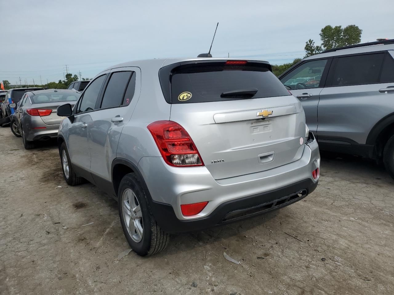 KL7CJKSB5MB305666 2021 CHEVROLET TRAX - Image 2