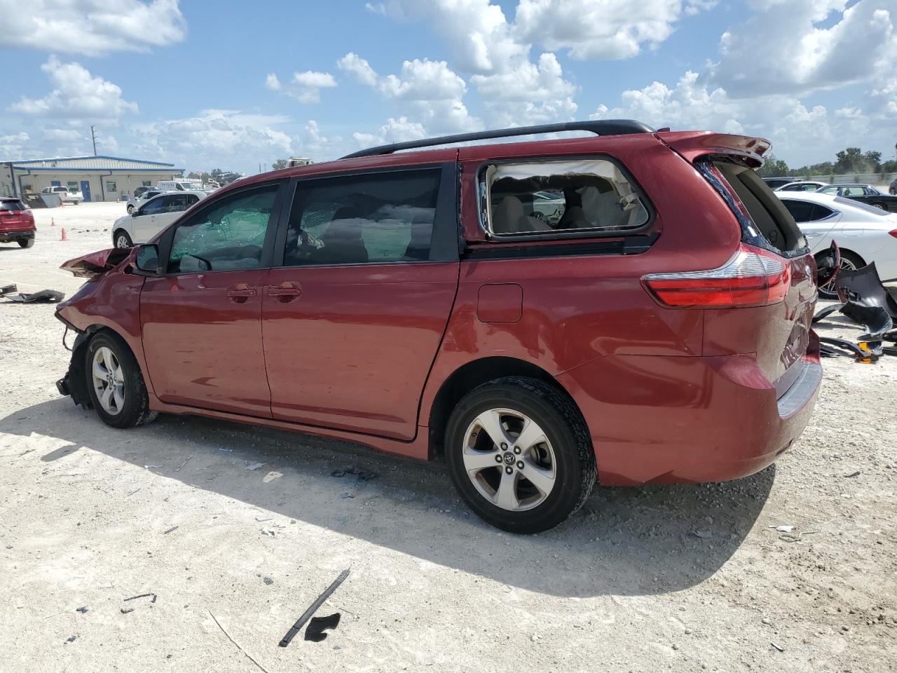 5TDKZ3DC8LS054992 2020 TOYOTA SIENNA - Image 2