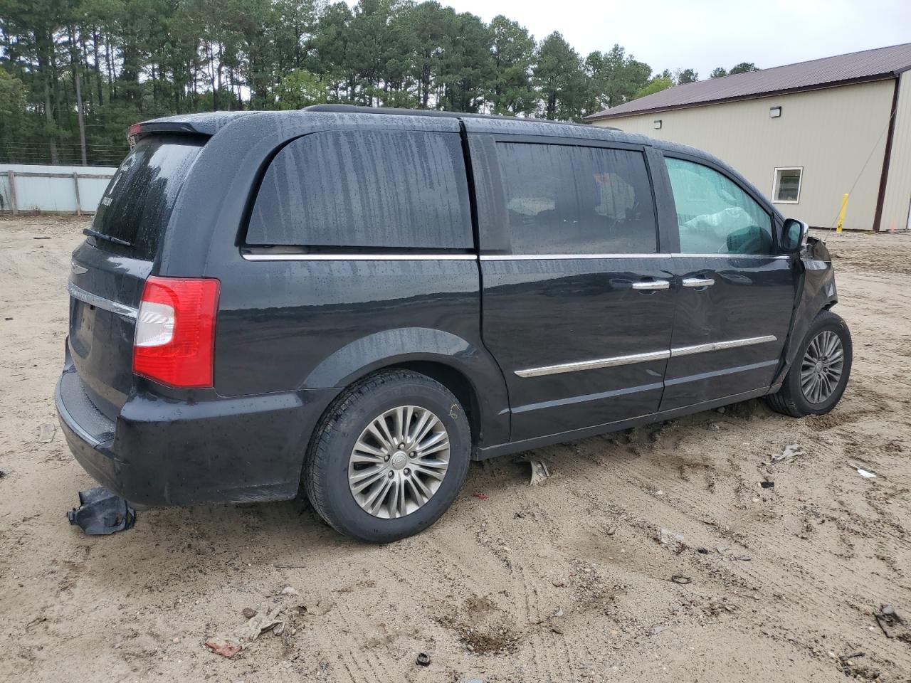 2014 Chrysler Town & Country - Image 3