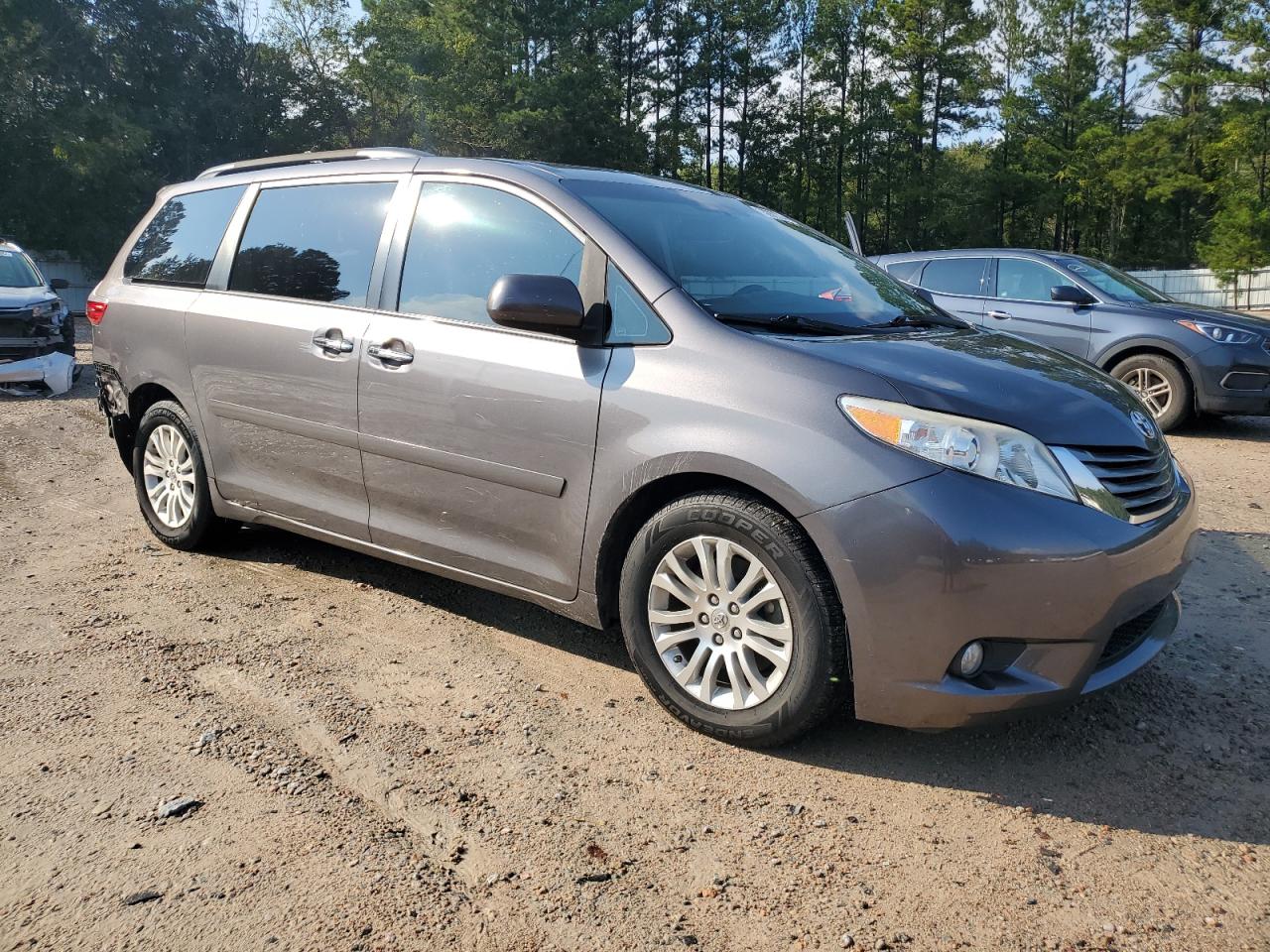 2015 Toyota Sienna - Image 4