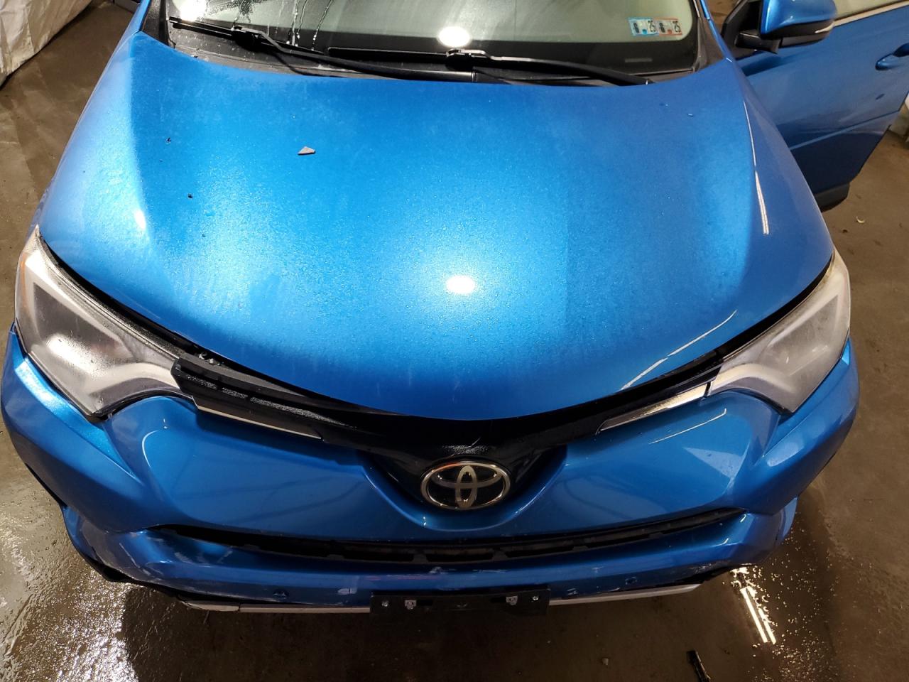 JTMRFREV9HJ105477 2017 Toyota Rav4 Xle