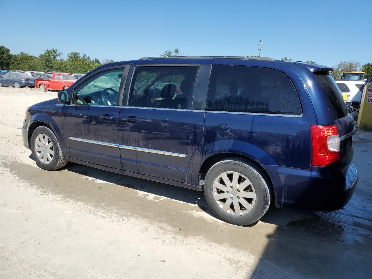 2015 Chrysler Town & Country - Image 2