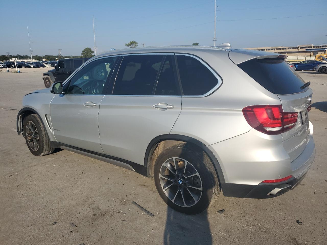 VIN 5UXKR0C51J0X87353 2018 BMW X5 no.2