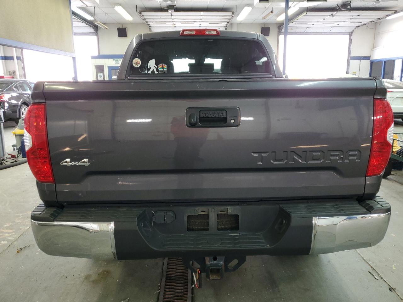 5TFDY5F12JX689507 2018 Toyota Tundra Crewmax Sr5