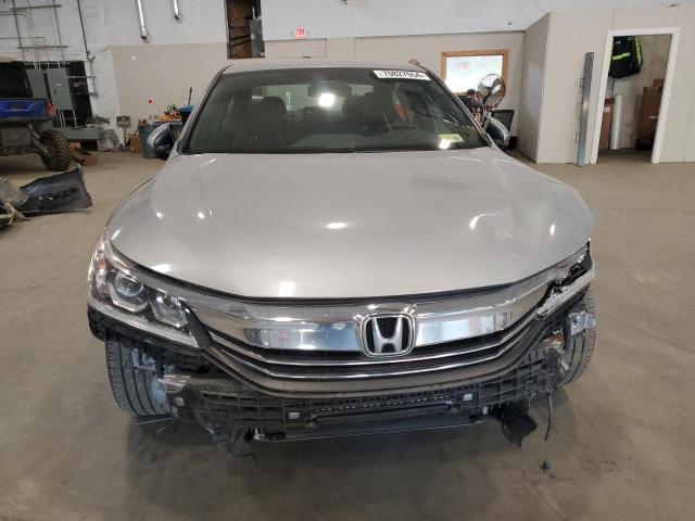 Sedans HONDA ACCORD 2016 Srebrny