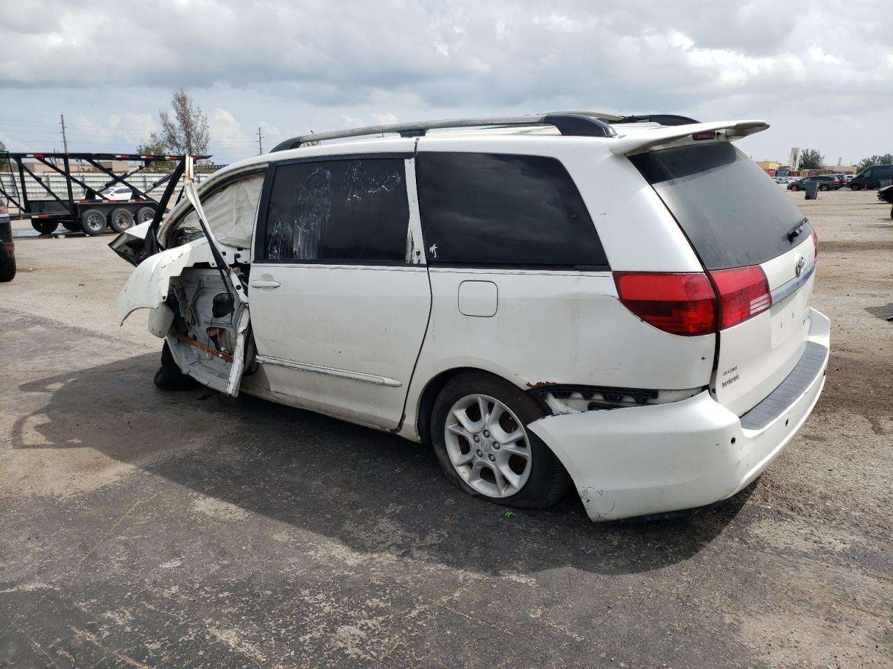 2005 Toyota Sienna - Image 2