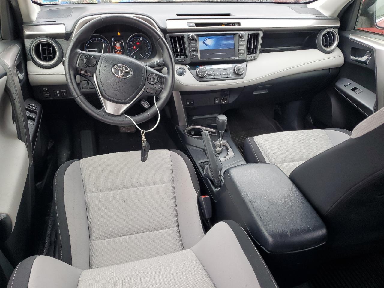 JTMRFREV6HJ110751 2017 Toyota Rav4 Xle