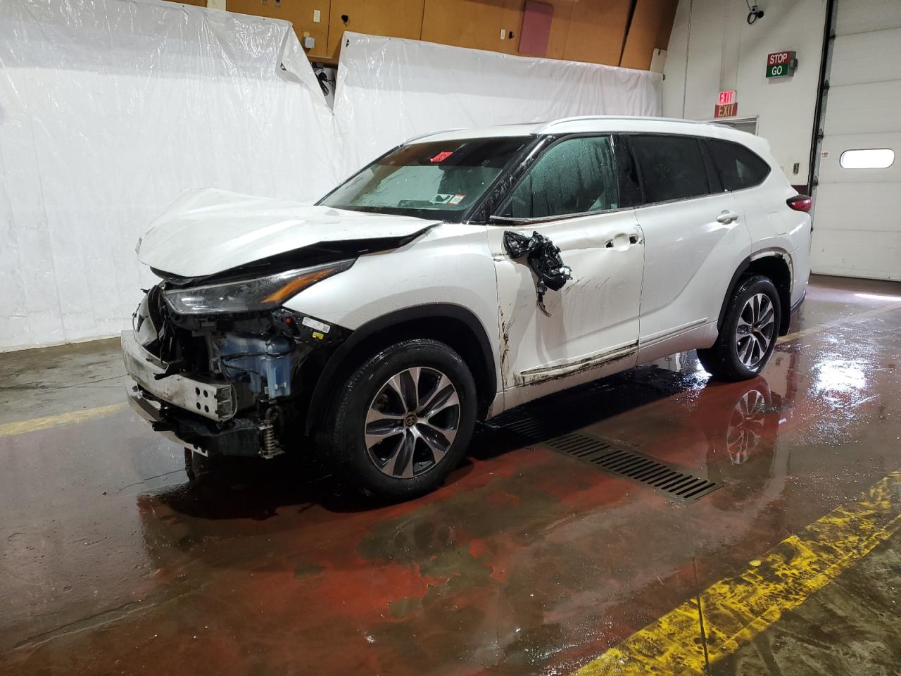2022 Toyota Highlander - Image 1