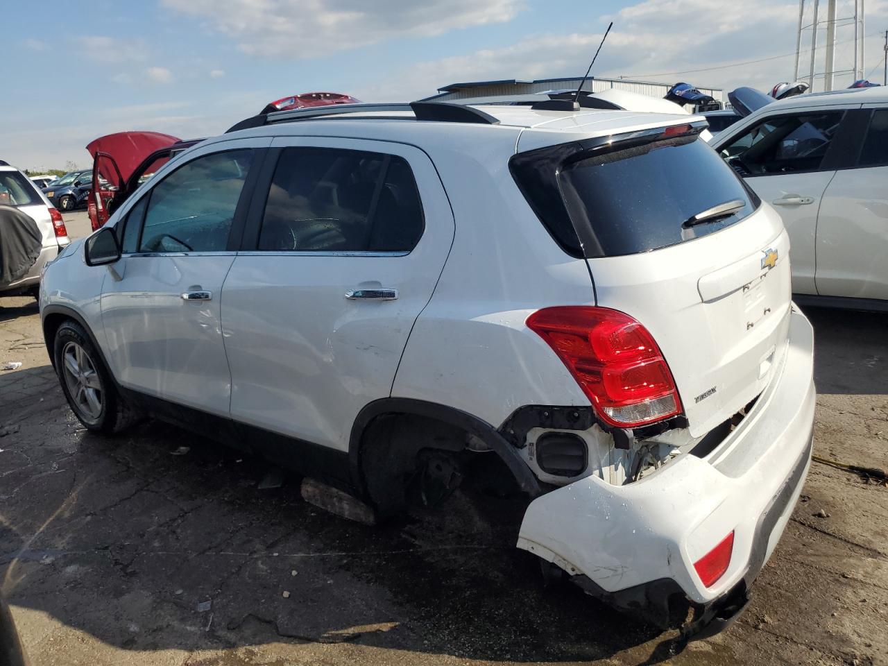 KL7CJLSB1KB909203 2019 CHEVROLET TRAX - Image 2