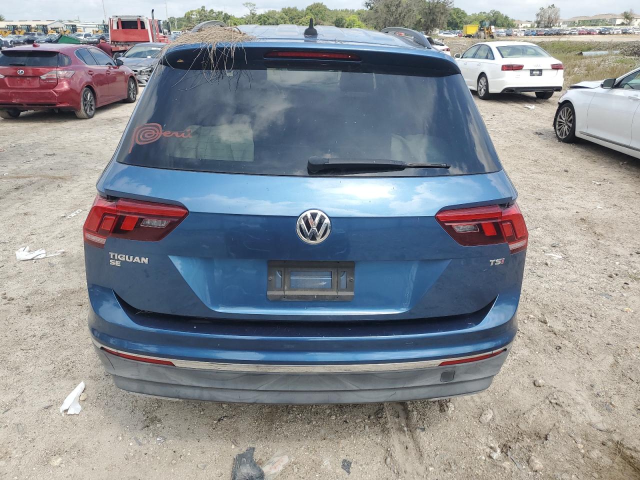 3VV3B7AX3JM044246 2018 Volkswagen Tiguan Se