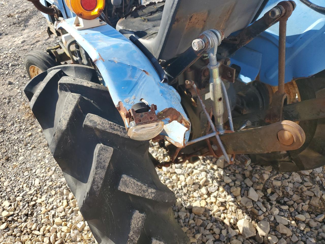 G42400100 2000 Mitsubishi D2650 Trac