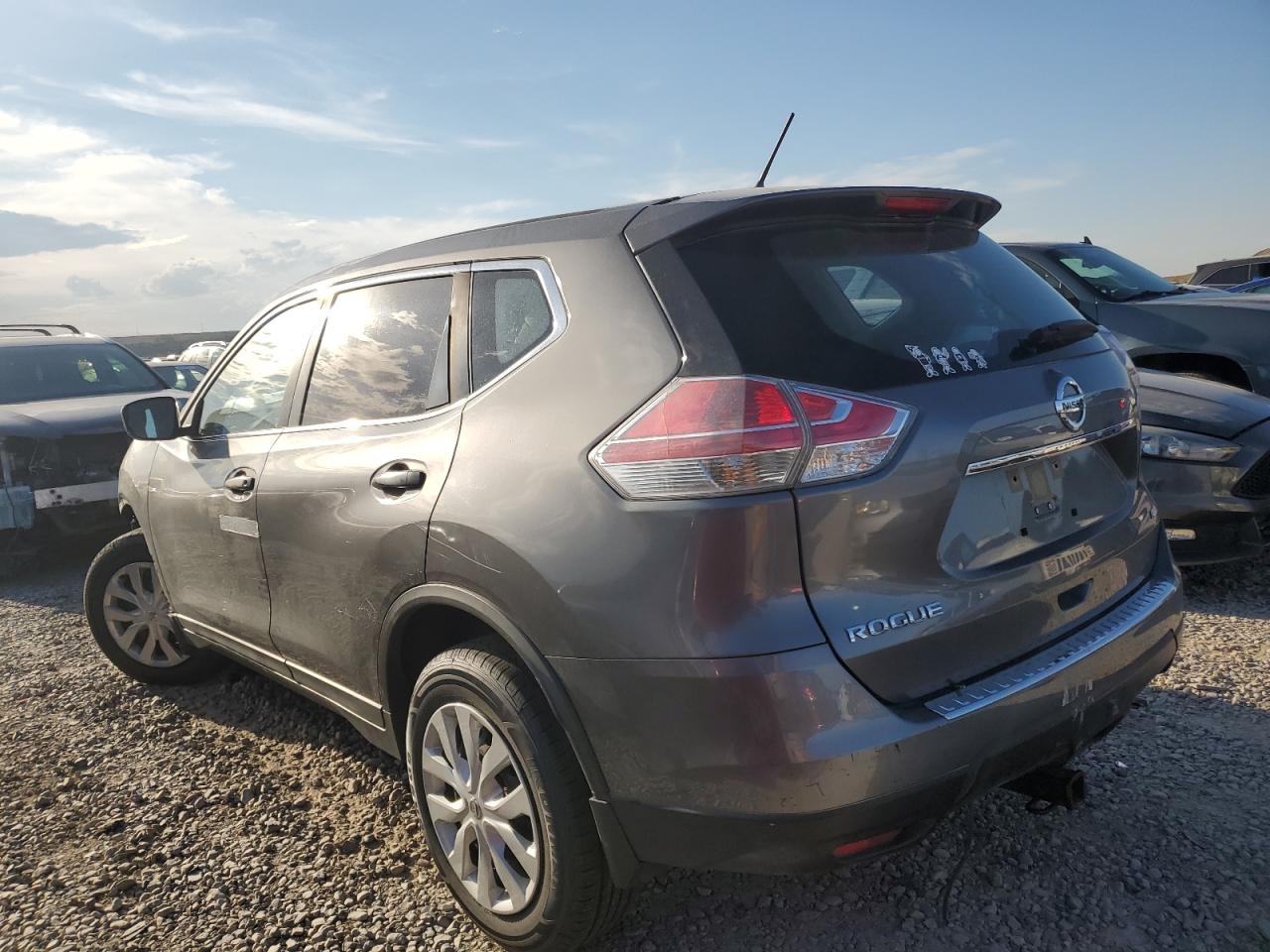 JN8AT2MV6GW132205 2016 NISSAN ROGUE - Image 2