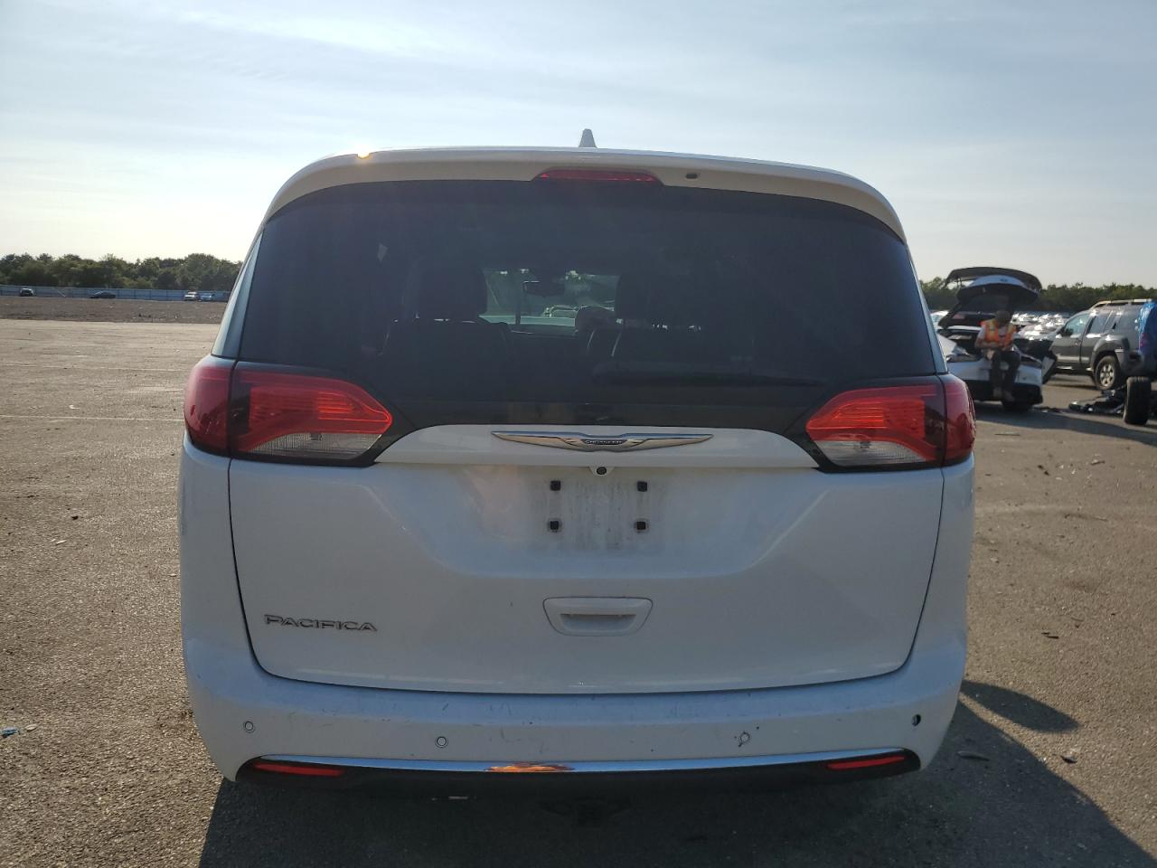 2C4RC1BG7JR124062 2018 Chrysler Pacifica Touring L