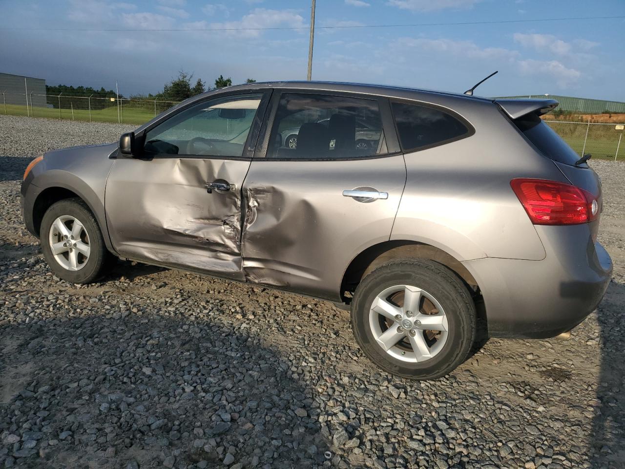 2010 Nissan Rogue - Image 2